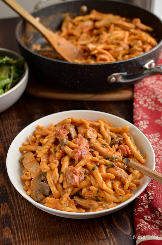 Creamy One Pot Pork Pasta - one of the easiest and tastiest pasta dishes all cooked in one pot with just a few simple ingredients. Slimming World and Weight Watchers friendly | www.slimmingeats.com 