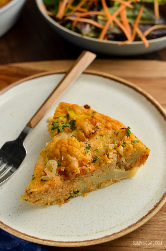 Roasted Cauliflower Frittata - delicious roasted flavoursome cauliflower combined with eggs, pumpkin puree and parmesan for a delicious and colourful frittata. Perfect for lunches and picnics. Gluten Free, Vegetarian, Slimming Eats and Weight Watchers friendly | www.slimmingeats.com #slimmingeats #weightwatchers #glutenfree #vegetarian