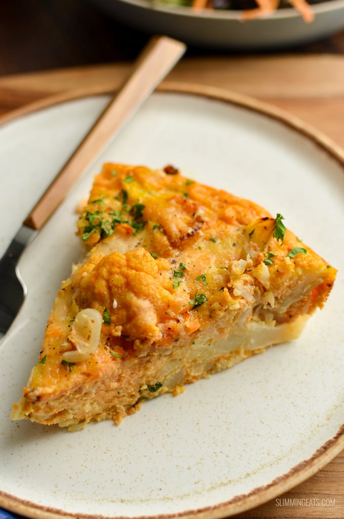 Roasted Cauliflower Frittata - delicious roasted flavoursome cauliflower combined with eggs, pumpkin puree and parmesan for a delicious and colourful frittata. Perfect for lunches and picnics. Gluten Free, Vegetarian, Slimming Eats and Weight Watchers friendly | www.slimmingeats.com #slimmingeats #weightwatchers #glutenfree #vegetarian