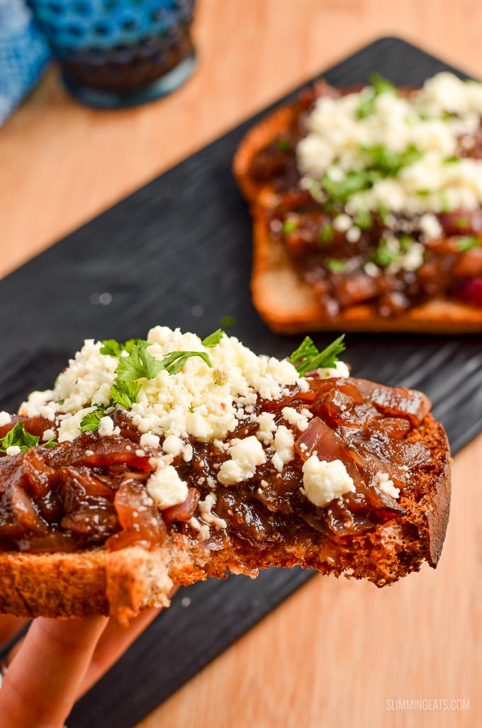 Bite into one of these Caramelized Onion Feta Crispy Toasts - delicious sweet caramelized onions, spread across crispy whole wheat toast topped with the lovely flavour of salt crumbled feta. Heavenly!! | vegetarian, Slimming Eats and Weight Watchers friendly #slimmingeats #weightwatchers #vegetarian #cheese 