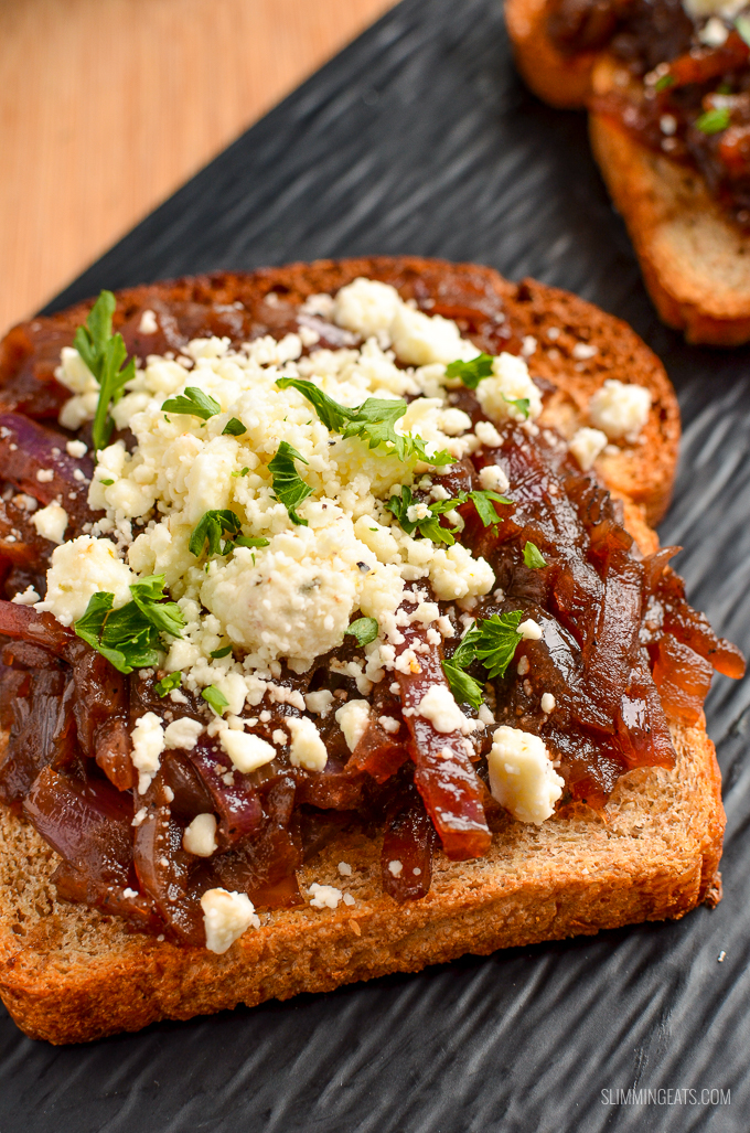 Bite into one of these Caramelized Onion Feta Crispy Toasts - delicious sweet caramelized onions, spread across crispy whole wheat toast topped with the lovely flavour of salt crumbled feta. Heavenly!! | vegetarian, Slimming World and Weight Watchers friendly #slimmingworld #weightwatchers #vegetarian #cheese 
