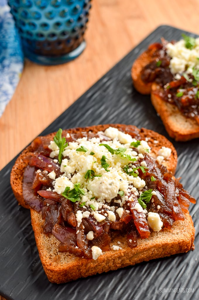 Bite into one of these Caramelized Onion Feta Crispy Toasts - delicious sweet caramelized onions, spread across crispy whole wheat toast topped with the lovely flavour of salt crumbled feta. Heavenly!! | vegetarian, Slimming Eats and Weight Watchers friendly #slimmingeats #weightwatchers #vegetarian #cheese 