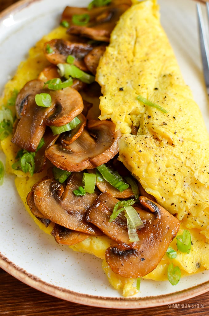 A sticky sriracha mushroom omelette recipe that is perfect for breakfast, lunch or dinner. Delicious fluffy omelette with spicy sweet sticky sriracha mushrooms. Perfect!! - gluten free, dairy free, vegetarian, Slimming Eats and Weight Watchers friendly #weightwatchers #breakfast #eggs #mushrooms #sriracha