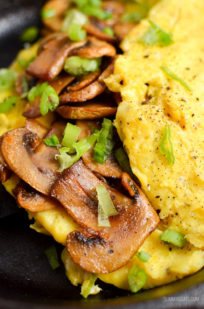  A sticky sriracha mushroom omelette recipe that is perfect for breakfast, lunch or dinner. Delicious fluffy omelette with spicy sweet sticky sriracha mushrooms. Perfect!! - gluten free, dairy free, vegetarian, Slimming World and Weight Watchers friendly #slimmingworld #weightwatchers #breakfast #eggs #mushrooms #sriracha