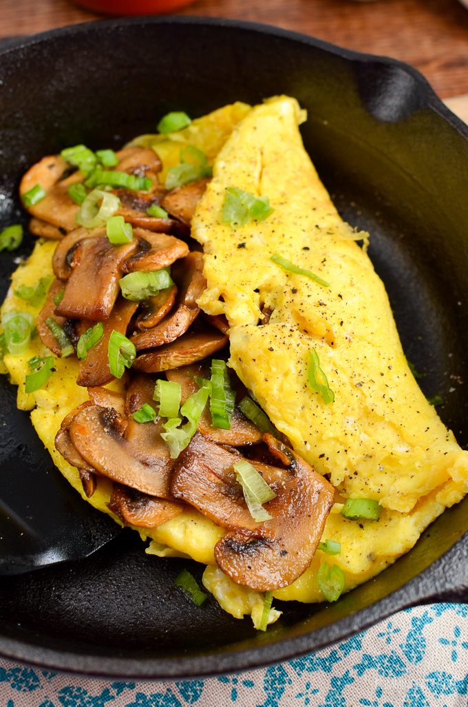 A sticky sriracha mushroom omelette recipe that is perfect for breakfast, lunch or dinner. Delicious fluffy omelette with spicy sweet sticky sriracha mushrooms. Perfect!! - gluten free, dairy free, vegetarian, Slimming Eats and Weight Watchers friendly #weightwatchers #breakfast #eggs #mushrooms #sriracha