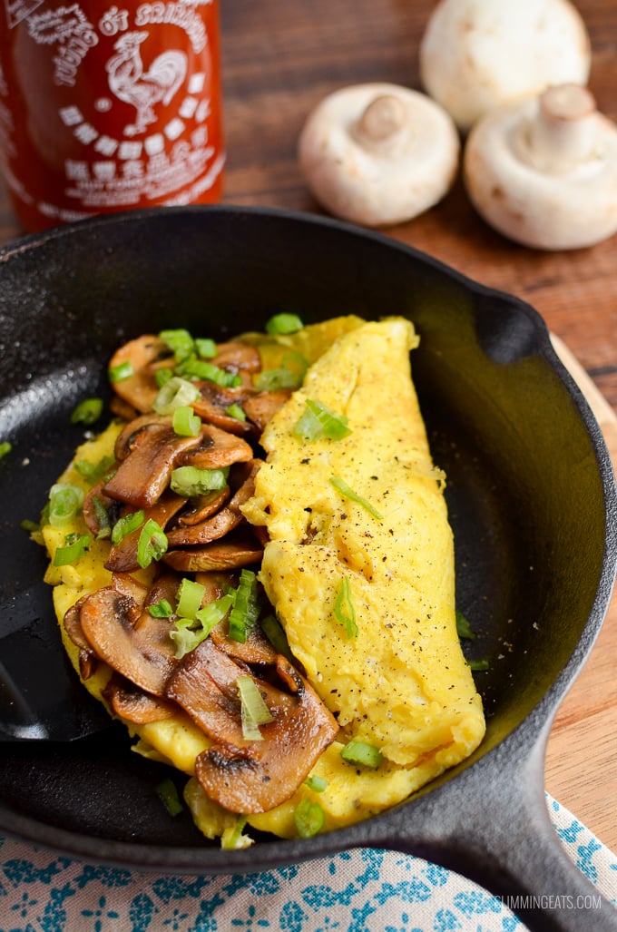 A sticky sriracha mushroom omelette recipe that is perfect for breakfast, lunch or dinner. Delicious fluffy omelette with spicy sweet sticky sriracha mushrooms. Perfect!! - gluten free, dairy free, vegetarian, Slimming World and Weight Watchers friendly #slimmingworld #weightwatchers #breakfast #eggs #mushrooms #sriracha