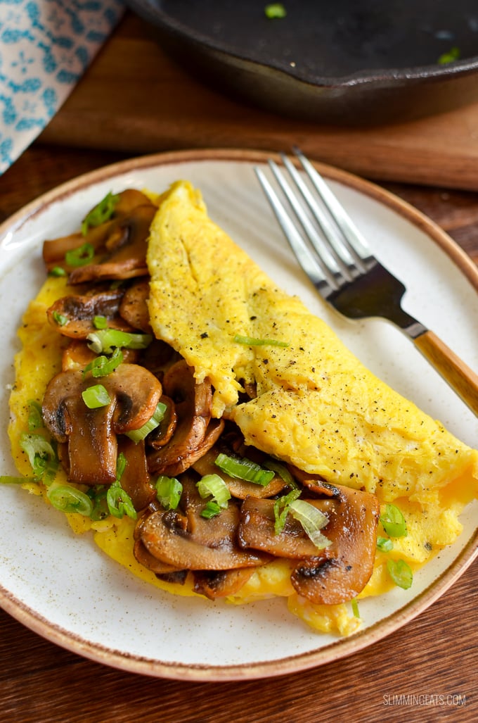 A sticky sriracha mushroom omelette recipe that is perfect for breakfast, lunch or dinner. Delicious fluffy omelette with spicy sweet sticky sriracha mushrooms. Perfect!! - gluten free, dairy free, vegetarian, Slimming Eats and Weight Watchers friendly #weightwatchers #breakfast #eggs #mushrooms #sriracha