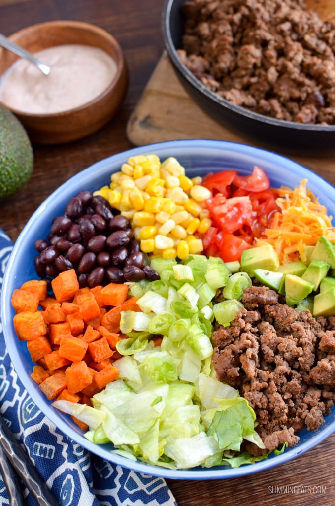 Love Tacos? Dig into this ultimate Taco Salad Bowl which is gluten free, Slimming Eats and Weight Watchers friendly #slimmingeats #weightwatchers #beef #tacosalad