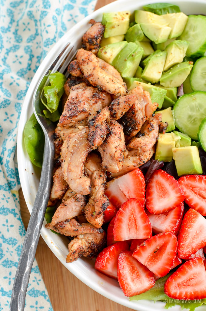 Enjoy this fresh and colourful Chicken Strawberry Avocado Salad - a perfect meal for a hot summer's day. | gluten free, Slimming World and Weight Watchers friendly
