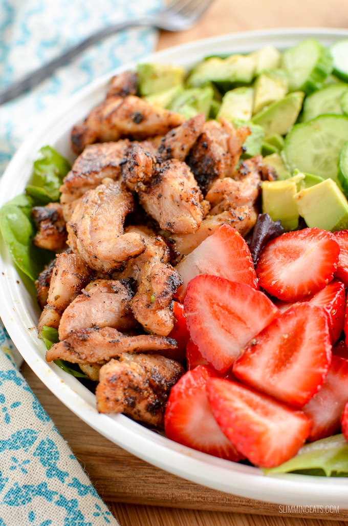 Enjoy this fresh and colourful Chicken Strawberry Avocado Salad - a perfect meal for a hot summer's day. | gluten free, Slimming World and Weight Watchers friendly