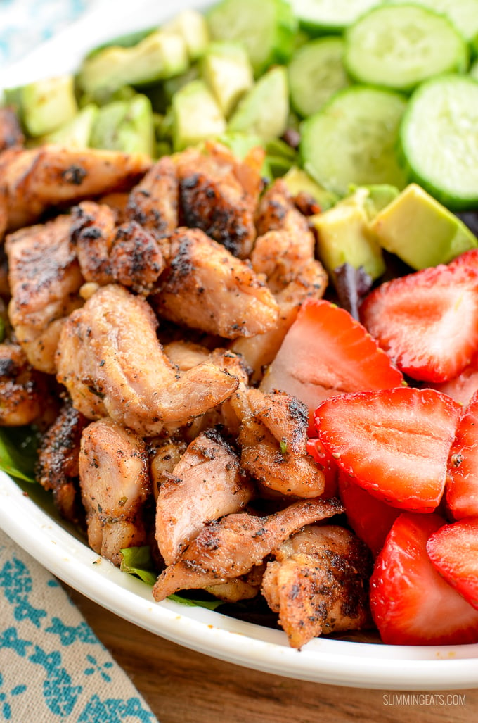 Enjoy this fresh and colourful Chicken Strawberry Avocado Salad - a perfect meal for a hot summer's day. | gluten free, Slimming Eats and Weight Watchers friendly