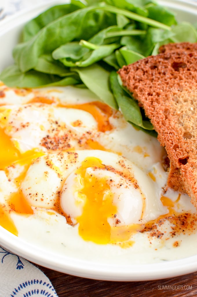 Once you try these amazing Turkish Poached Eggs in yoghurt you will not want to eat poached eggs any other way ever again. | vegetarian, Slimming Eats and Weight Watchers friendly