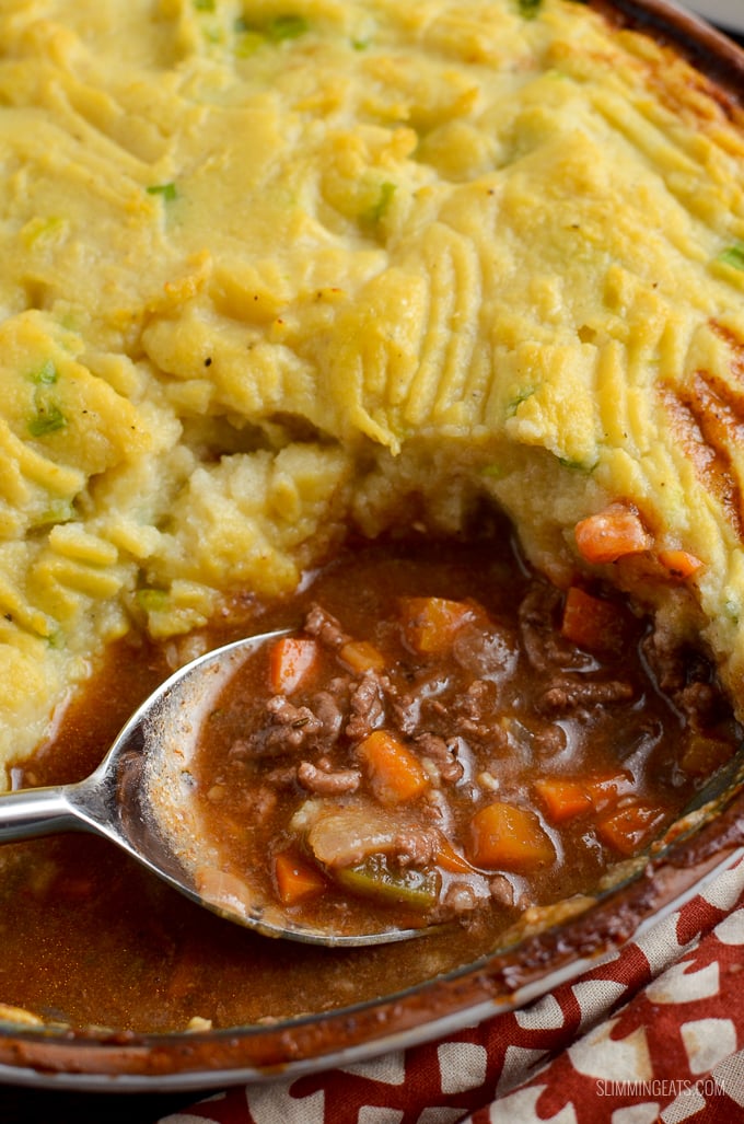 You won't miss the potatoes in this Delicious Healthy Cottage Pie with Cauliflower Spring Onion Mash - a perfect SP friendly meal. | gluten free, dairy free, paleo, Whole30, Slimming Eats and Weight Watchers friendly