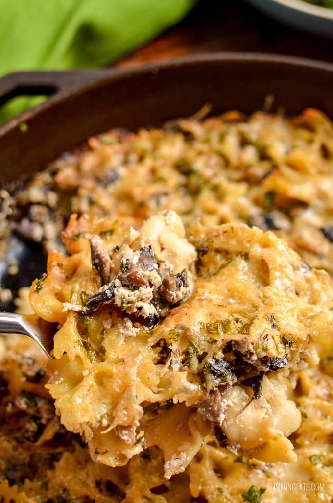 Dig into this heavenly Syn Free Baked Garlic Mushroom and Ricotta Pasta dish - a perfect speed filled recipe. | vegetarian, Slimming World and Weight Watchers friendly