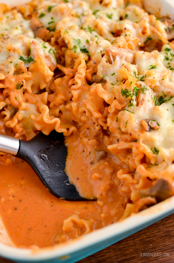 Low Syn Creamy Chicken Mushroom Tomato Pasta Bake - rustle up this amazing tasty pasta bake for dinner this week and impress the whole family. | Slimming Eats and Weight Watchers friendly 