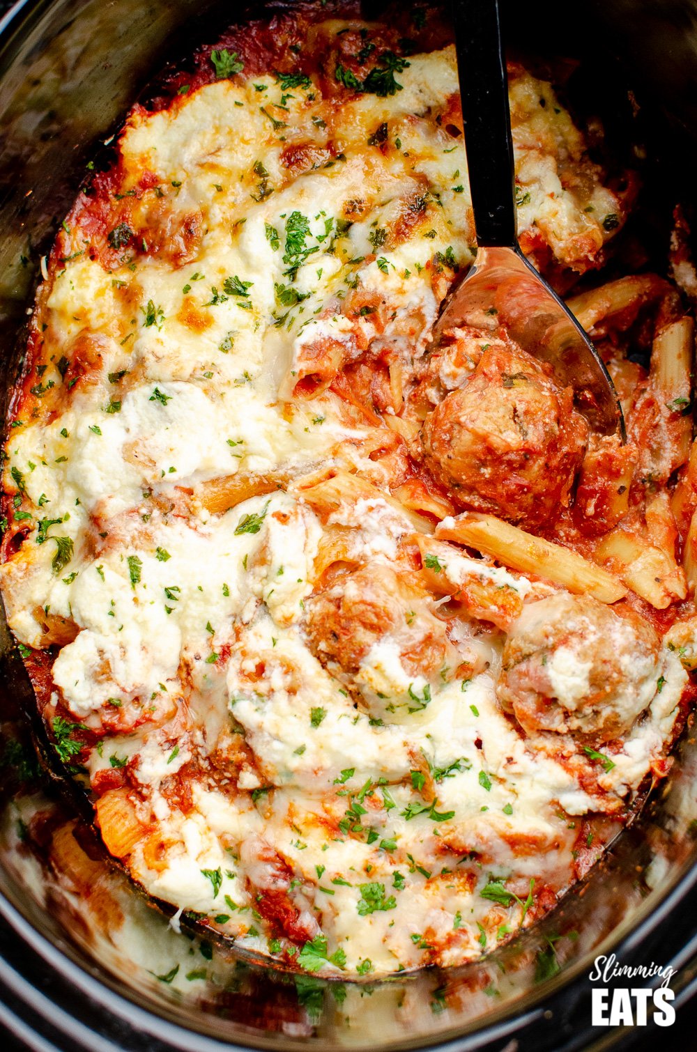Slow Cooker Chicken Meatball Pasta Bake - a delicious recipe for easy tender chicken meatballs, combined with penne pasta and topped with ricotta and parmesan cheese. #slowcooker #slimmingeats #weightwatchers #chicken #pasta #crockpot #ricotta slow cooker chicken meatball pasta bake in slow cooker