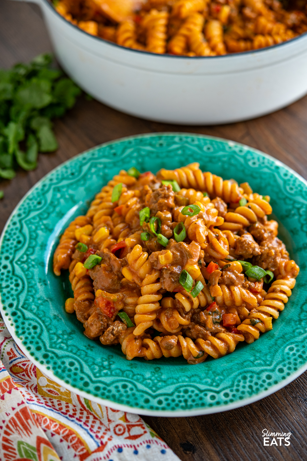One Pot Taco Beef Pasta - an easy yummy recipe that is cooked all in one pan. Cheesy spicy taco flavoured deliciousness!! #slimmingeats #weightwatchers #onepot #beef #pasta #taco