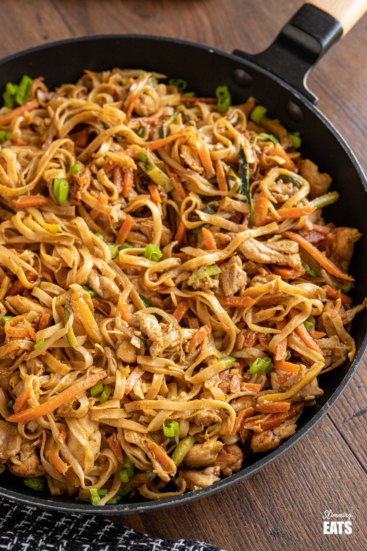 Easy Peanut Chicken Noodles (from www.slimmingeats.com) - a delicious simple noodle stir fry with chicken, vegetables and a peanut sauce. #slimmingeats #weightwatchers #peanut #chicken #noodles Easy Peanut Chicken Noodles in frying pan
