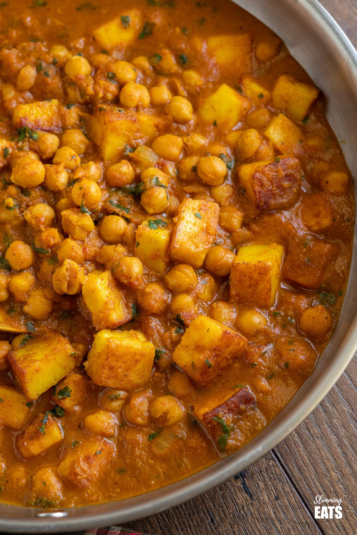 Chana Paneer (from www.slimmingeats.com)- A mixture of Chickpeas and cubes of Indian Paneer cheese with a blend of spices in a delicious flavoursome sauce. #paneer #Indian #chickpeas #vegetarian #slimmingeats #weightwatchers close up of Chana Paneer in frying pan
